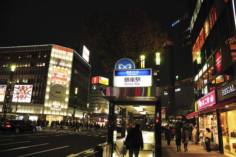 东方人,高楼大厦,商店,站,走,横图,室外,夜晚,正面,购物,旅游,度假,消费,美景,植物,城市风光,超市,城市,大厦,道路,建筑,路,路灯,摩天大楼,指示牌,公路,汽车,照明,东京,亚洲,许多,标志,文字,景观,灯光,分界线,停车线,交通,许多人,黄种人,娱乐,标识,建设,车,灯,树,树木,绿色,白色,自然,交通工具,轿车,站着,一群人,享受,休闲,景色,放松,金融,百货,生长,成长,车行道,车行道分界线,照亮,照明设备,载具,标线,选购,贸易,百货公司,车行线,本州,关东地方,本州岛,东京都,血拼,亚洲人,马路,步行,散步,站立,走路,彩图,全身,游览,大楼,高层建筑,高楼,购物商场,购物中心,摩天楼,商业中心