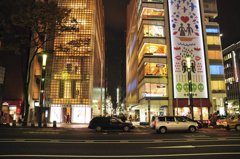 无人,高楼大厦,商店,横图,室外,夜晚,正面,购物,度假,消费,美景,植物,城市风光,超市,城市,大厦,道路,建筑,路,路灯,摩天大楼,指示牌,公路,汽车,照明,东京,许多,标志,文字,景观,灯光,分界线,停车线,交通,娱乐,标识,建设,车,灯,树,树木,绿色,白色,自然,交通工具,轿车,享受,休闲,景色,放松,金融,百货,生长,成长,车行道,车行道分界线,照亮,照明设备,载具,标线,选购,贸易,百货公司,车行线,本州,关东地方,本州岛,东京都,血拼,马路,彩图,大楼,高层建筑,高楼,购物商场,购物中心,摩天楼,商业中心