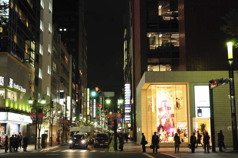 东方人,高楼大厦,商店,站,走,横图,室外,夜晚,正面,购物,旅游,度假,消费,美景,植物,城市风光,超市,城市,大厦,道路,建筑,路,路灯,摩天大楼,指示牌,公路,汽车,照明,东京,亚洲,许多,标志,文字,景观,灯光,分界线,停车线,交通,许多人,黄种人,娱乐,标识,建设,车,灯,树,树木,绿色,白色,自然,交通工具,轿车,站着,一群人,享受,休闲,景色,放松,金融,百货,生长,成长,车行道,车行道分界线,照亮,照明设备,载具,标线,选购,贸易,百货公司,车行线,本州,关东地方,本州岛,东京都,血拼,亚洲人,马路,步行,散步,站立,走路,彩图,全身,游览,大楼,高层建筑,高楼,购物商场,购物中心,摩天楼,商业中心