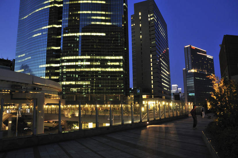 无人,高楼大厦,栏杆,横图,室外,夜晚,正面,度假,草地,草坪,美景,植物,城市风光,城市,大厦,道路,建筑,路,路灯,摩天大楼,公路,照明,东京,一排,许多,阴影,整齐,反射,影子,景观,围栏,灯光,交通,娱乐,建设,护栏,灯,草,树,树木,排列,蓝色,绿色,蓝天,天空,自然,天,享受,休闲,景色,放松,生长,晴朗,成长,照亮,照明设备,队列,本州,万里无云,关东地方,本州岛,东京都,晴空,晴空万里,马路,彩图,大楼,高层建筑,高楼,摩天楼