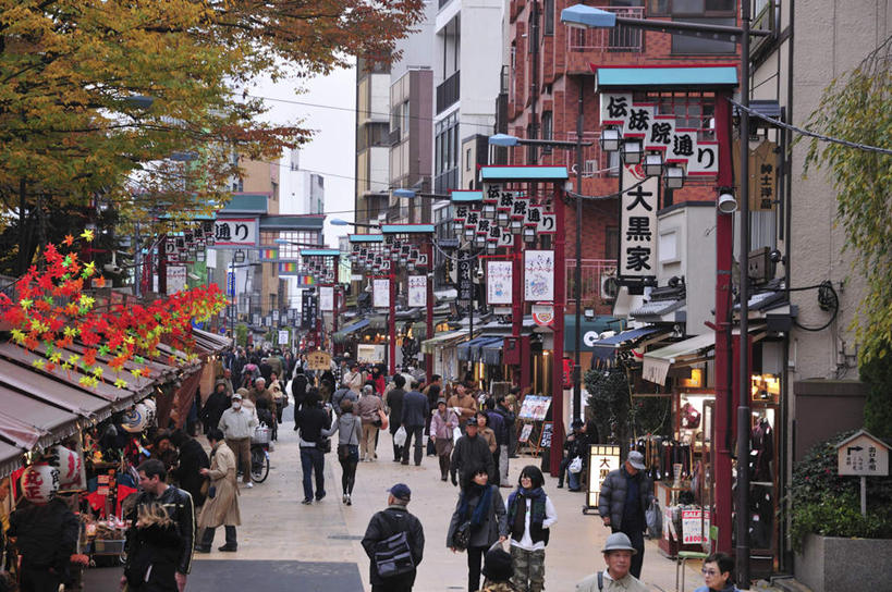 东方人,家,商店,站,走,横图,俯视,室外,白天,购物,旅游,度假,消费,草地,草坪,美景,植物,城市风光,超市,城市,路灯,指示牌,照明,东京,亚洲,一排,阴影,整齐,光线,标志,文字,影子,房屋,墙,屋子,景观,云,云朵,灯光,许多人,云彩,黄种人,娱乐,标识,楼房,墙壁,墙面,住宅,灯,草,树,树木,排列,红色,蓝色,绿色,白云,蓝天,天空,阳光,自然,天,站着,一群人,享受,休闲,景色,放松,金融,百货,便利店,生长,成长,照亮,照明设备,队列,选购,贸易,本州,关东地方,本州岛,东京都,血拼,零售店,亚洲人,步行,散步,站立,走路,彩图,高角度拍摄,全身,游览,房子,店铺,杂货店,杂货铺