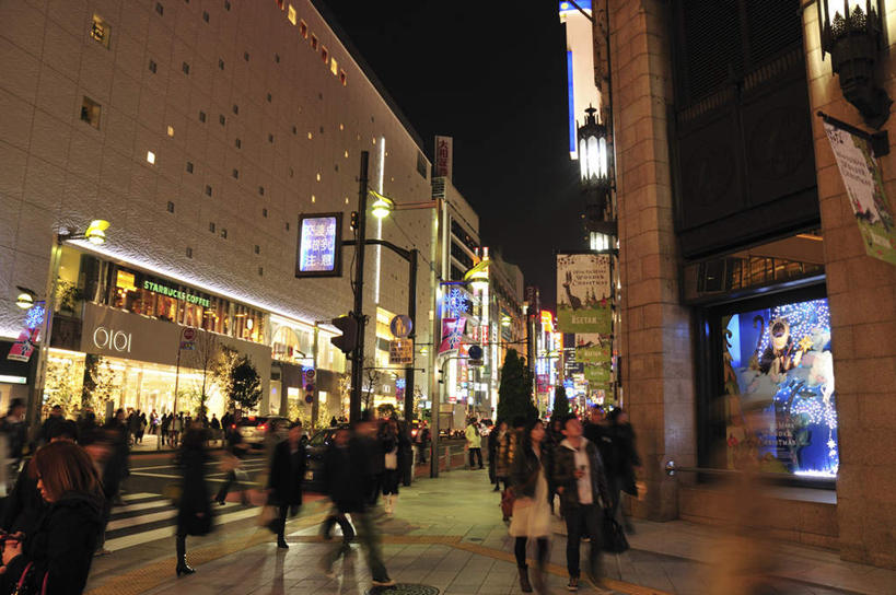 东方人,高楼大厦,站,走,横图,室外,夜晚,正面,旅游,度假,美景,城市风光,城市,大厦,道路,建筑,路,路灯,摩天大楼,人行横道,指示牌,照明,东京,亚洲,标志,文字,墙,景观,人行道,小路,灯光,分界线,停车线,交通,许多人,黄种人,娱乐,标识,建设,墙壁,墙面,灯,站着,一群人,享受,休闲,景色,放松,车行道,车行道分界线,照亮,照明设备,标线,人行横道线,车行线,本州,关东地方,本州岛,东京都,亚洲人,斑马线,步行,散步,站立,走路,半身,彩图,游览,大楼,高层建筑,高楼,摩天楼