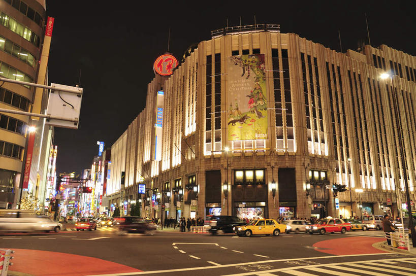 东方人,高楼大厦,商店,站,走,横图,室外,夜晚,仰视,购物,旅游,度假,消费,美景,城市风光,超市,城市,大厦,道路,建筑,路,路灯,摩天大楼,人行横道,指示牌,照明,东京,亚洲,标志,文字,墙,景观,人行道,小路,灯光,分界线,停车线,交通,许多人,黄种人,娱乐,标识,建设,墙壁,墙面,灯,站着,一群人,享受,休闲,景色,放松,金融,百货,车行道,车行道分界线,照亮,照明设备,标线,人行横道线,选购,贸易,百货公司,车行线,本州,关东地方,本州岛,东京都,血拼,亚洲人,斑马线,步行,散步,站立,走路,半身,彩图,低角度拍摄,游览,大楼,高层建筑,高楼,购物商场,购物中心,摩天楼,商业中心