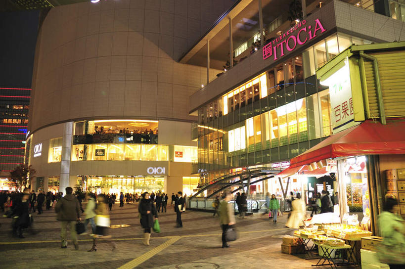 东方人,高楼大厦,商店,站,走,横图,室外,夜晚,正面,购物,旅游,度假,消费,美景,植物,城市风光,超市,城市,大厦,道路,建筑,路,路灯,摩天大楼,人行横道,公路,汽车,照明,东京,日本,亚洲,景观,云,云朵,人行道,灯光,交通,许多人,云彩,黄种人,娱乐,建设,车,灯,树,树木,蓝色,绿色,白云,蓝天,天空,自然,交通工具,轿车,天,站着,一群人,享受,休闲,景色,放松,金融,百货,生长,成长,照亮,照明设备,载具,人行横道线,选购,贸易,百货公司,东亚,本州,关东地方,本州岛,日本国,东京都,血拼,亚洲人,斑马线,马路,步行,散步,站立,走路,半身,彩图,游览,大楼,高层建筑,高楼,购物商场,购物中心,摩天楼,商业中心