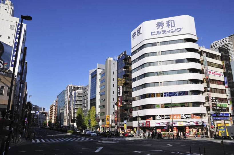 无人,高楼大厦,商店,横图,室外,白天,仰视,购物,度假,消费,草地,草坪,美景,植物,城市风光,超市,城市,大厦,道路,建筑,路,摩天大楼,人行横道,公路,东京,日本,亚洲,墙,景观,人行道,分界线,停车线,交通,娱乐,建设,墙壁,墙面,草,树,树木,绿色,自然,享受,休闲,景色,放松,金融,百货,生长,成长,车行道,车行道分界线,标线,人行横道线,选购,贸易,百货公司,东亚,车行线,本州,关东地方,本州岛,日本国,东京都,血拼,斑马线,马路,彩图,低角度拍摄,大楼,高层建筑,高楼,购物商场,购物中心,摩天楼,商业中心