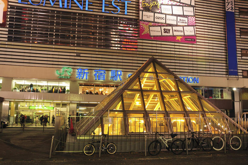 无人,高楼大厦,商店,栏杆,横图,室外,白天,正面,购物,度假,消费,美景,城市风光,超市,城市,大厦,道路,建筑,路,路灯,摩天大楼,指示牌,公路,自行车,照明,东京,一排,许多,整齐,标志,方格,文字,景观,围栏,灯光,交通,娱乐,标识,建设,护栏,车,脚踏车,灯,排列,交通工具,享受,休闲,景色,放松,金融,百货,照亮,照明设备,队列,载具,修建,选购,贸易,百货公司,本州,关东地方,本州岛,东京都,血拼,修筑,马路,彩图,大楼,高层建筑,高楼,购物商场,购物中心,摩天楼,商业中心