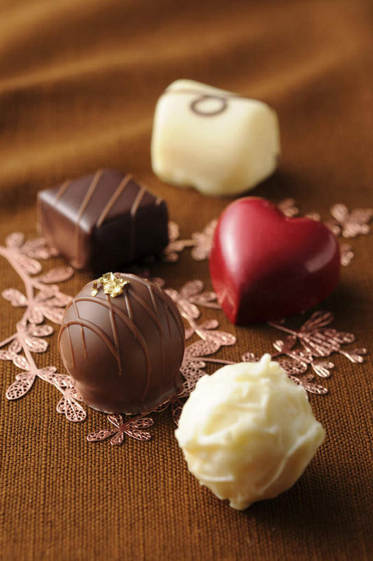 无人,竖图,俯视,室内,特写,白天,爱情,餐桌,桌面,桌子,五个,许多,爱心,食品,糖,糖果,甜点,甜品,立方体,浪漫,食物,红色,甜食,巧克力,球体,温暖,温馨,心形,恩爱,摄影,影棚,餐台,朱古力,和睦,心型,彩图,高角度拍摄,影棚拍摄,拍摄,融洽