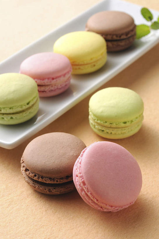 点心,无人,竖图,俯视,室内,特写,白天,餐桌,桌面,桌子,餐具,叶子,一排,许多,整齐,碟子,盘,食品,甜点,甜品,褐色,绿叶,食物,糕点,排列,粉色,黄色,绿色,盘子,碟,甜食,嫩叶,摄影,影棚,餐台,队列,马卡龙,玛卡龙,杏仁小圆饼,叶,叶片,彩图,高角度拍摄,影棚拍摄,拍摄