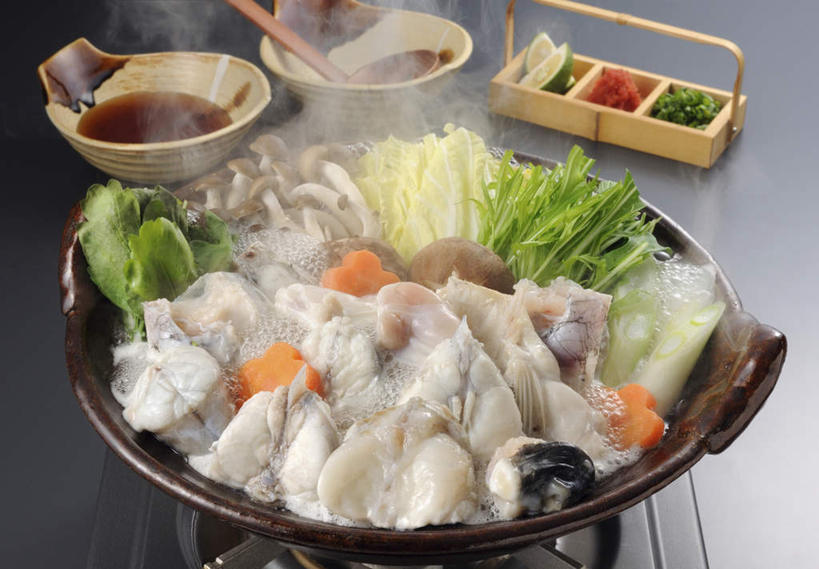 海鲜,无人,横图,俯视,室内,特写,白天,餐桌,桌面,桌子,萝卜,胡萝卜,蔬菜,水果,一把,新鲜,木制,炖锅,勺子,葱,菌菇,青菜,青葱,香菇,调料,肉,生食,鱼肉,食品,果实,调味品,调味料,菌类,火锅,水产,平菇,肉类,海洋生物,食物,木制品,调羹,汤匙,食用菌,摄影,有机食品,绿色食品,影棚,餐台,水生动物,海产品,水生物,肉食,海底动物,日式火锅,酸橙,代代,糙皮侧耳,侧耳,黑牡丹菇,橙子,橙,红萝卜,甘荀,彩图,高角度拍摄,影棚拍摄,拍摄