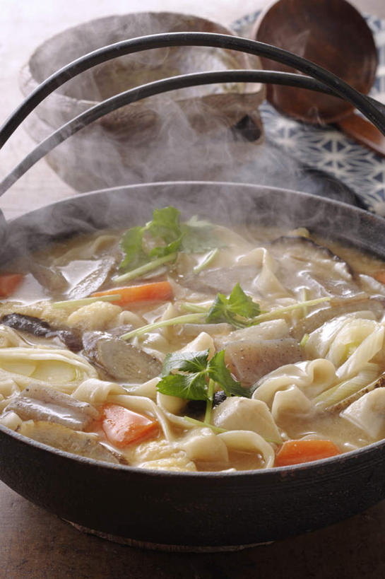 面食,面条,无人,竖图,俯视,室内,特写,白天,烹饪,餐桌,桌面,桌子,蔬菜,厨具,新鲜,木制,勺子,面,日本料理,料理,食品,火锅,菜肴,美食,食物,一个,木制品,调羹,汤匙,日式料理,日式,乌冬面,摄影,佳肴,有机食品,绿色食品,影棚,单个,餐台,锅具,烹饪用具,乌龙面,烹调用具,烹调,彩图,高角度拍摄,影棚拍摄,拍摄