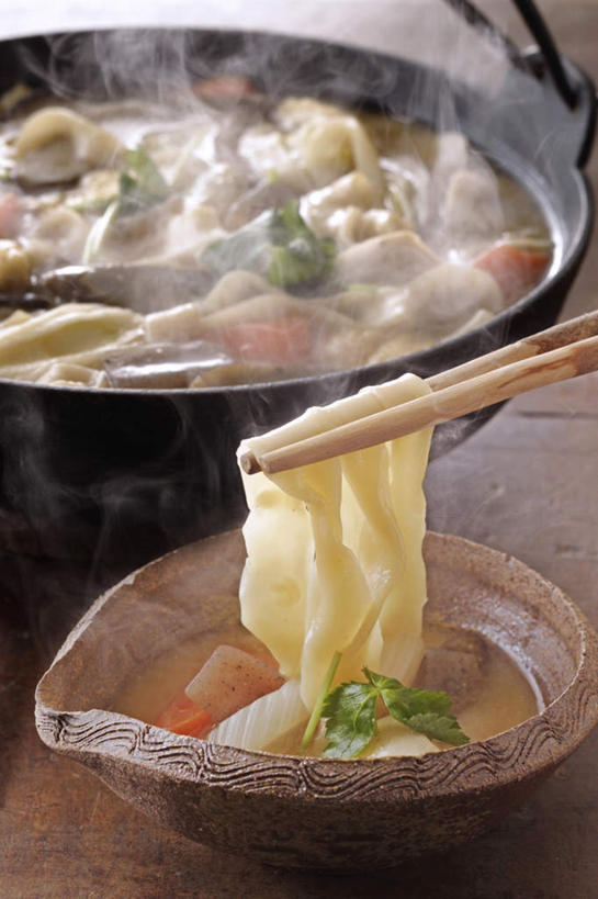 面食,面条,无人,竖图,俯视,室内,特写,白天,烹饪,餐桌,筷子,桌面,桌子,蔬菜,餐具,厨具,一双,新鲜,面,日本料理,料理,食品,文化,传统,火锅,菜肴,美食,食物,碗,日式料理,日式,乌冬面,摄影,佳肴,有机食品,绿色食品,影棚,餐台,锅具,礼节,礼仪,烹饪用具,乌龙面,进餐用具,烹调用具,烹调,彩图,高角度拍摄,影棚拍摄,拍摄