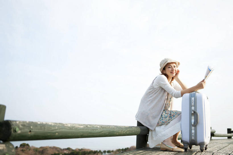 东方人,一个人,坐,笑,微笑,横图,室外,白天,侧面,河流,水,道路,路,地图,帽子,亚洲,仅一个年轻女性,仅一个女性,仅一个人,撑,握,阴影,服装,光线,信息,拉杆箱,旅行箱,影子,河水,水流,小路,交通,拿,拿着,扭头,托腮,注视,休闲装,黄种人,方向,衣服,蓝色,蓝天,天空,阳光,行李箱,遮阳帽,箱子,天,观察,看,托,转头,休闲,休闲服,握着,服饰,晴朗,观看,引导,指引,出差,察看,关注,托下巴,万里无云,单手托腮,年轻女性,女人,女性,亚洲人,晴空,晴空万里,坐着,彩图,全身,旅行,导航