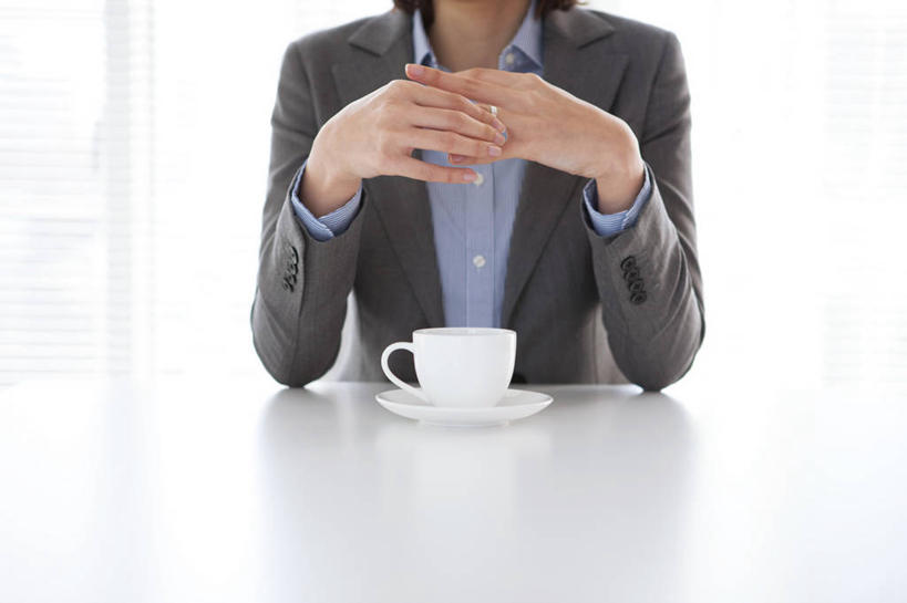 咖啡,东方人,一个人,商务人士,商务女性,办公室,坐,横图,室内,白天,正面,爱情,幸福,家具,桌子,杯子,餐具,亚洲,仅一个年轻女性,仅一个女性,仅一个人,握,阴影,套装,反射,瓷器,碟子,盘,影子,办公桌,墙,咖啡杯,陶瓷制品,一杯,浪漫,拿,拿着,黄种人,娱乐,墙壁,墙面,装饰品,饮料,一个,白色,盘子,戒指,饰品,首饰,碟,享受,休闲,温馨,恩爱,放松,乐趣,握着,单个,信物,提神,舒适,权利,瓷杯,醒脑,商务装,工薪阶层,办公家具,软饮料,手饰,年轻女性,女人,女性,亚洲人,白领,上班族,坐着,半身,彩图