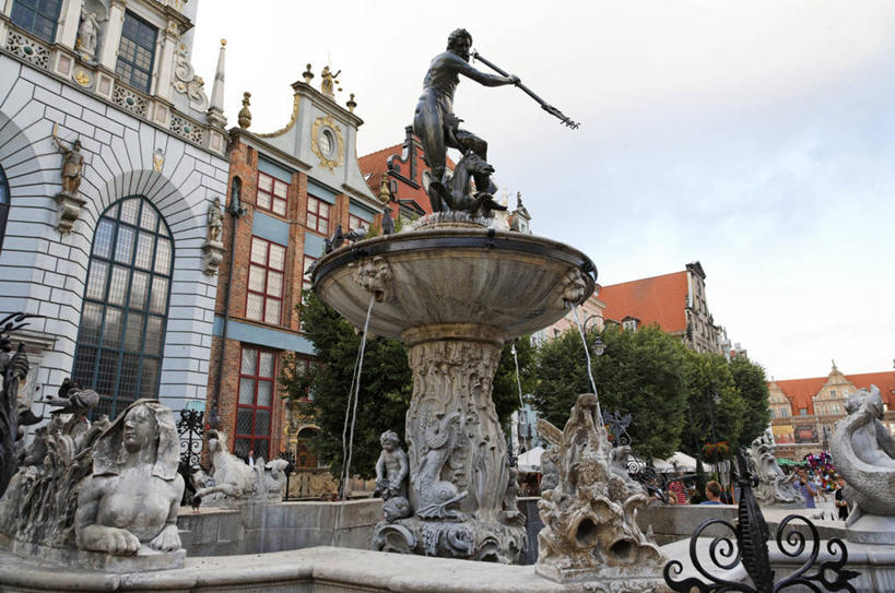 西方人,一个人,无人,家,站,横图,室外,白天,仰视,度假,美景,植物,城市风光,城市,喷泉,雕塑,欧洲,波兰,欧洲人,仅一个男性,仅一个人,握,阴影,艺术,装饰,光线,雕刻,雕像,影子,房屋,屋子,景观,云,云朵,云彩,注视,文化,娱乐,楼房,住宅,树,树木,仅一个年轻男性,蓝色,绿色,白云,蓝天,天空,阳光,自然,工艺品,天,观察,看,品味,站着,享受,休闲,景色,放松,握着,生长,晴朗,成长,观看,纪念,美术,察看,关注,主题,水景,陈列,中欧,海王星喷泉,功能,美学,美观,波兰共和国,男人,男性,年轻男性,白种人,设计,晴空,站立,彩图,低角度拍摄,全身,房子