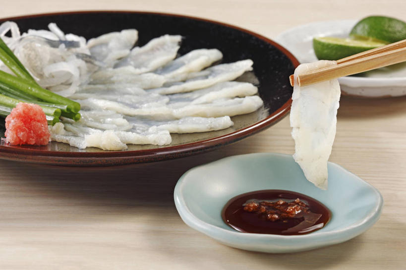海鲜,生鱼片,无人,横图,俯视,室内,特写,白天,餐桌,筷子,桌子,黄瓜,辣椒,蔬菜,洋葱,餐具,一双,阴影,新鲜,反射,碟子,盘,影子,陶瓷,调料,肉,鱼肉,鱼片,食品,陶瓷制品,调味品,调味料,文化,传统,酱油,水产,肉类,海洋生物,食物,盘子,容器,碟,碗,有机食品,绿色食品,餐台,储藏,礼节,河豚,河豚鱼,鸡泡鱼,气泡鱼,储存,玉葱,水生动物,海产品,礼仪,水生物,肉食,海底动物,辣角,红海椒,大椒,辣虎,广椒,鲀鱼,河鲀,沙西米,豉油,洋葱丝,进餐用具,圆葱,洋葱头,球葱,青瓜,辣子,胡瓜,红辣椒,海椒,番椒,葱头,彩图,高角度拍摄,贮存,刺身