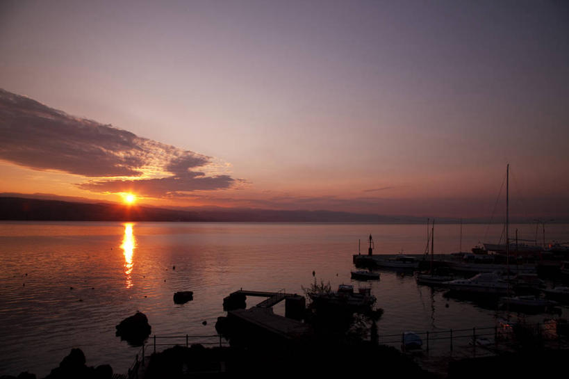 无人,横图,室外,白天,正面,旅游,度假,日出,海浪,海洋,石头,美景,山,山脉,太阳,欧洲,克罗地亚,阴影,光线,石子,影子,景观,浪花,山峰,朝霞,晨曦,黎明,山峦,背光,娱乐,阳光,自然,海水,群山,享受,休闲,景色,放松,自然风光,逆光,海景,首府,克罗地亚共和国,里耶卡,大海,风浪,海,海水的波动,近岸浪,石块,涌浪,朝阳,彩图,卯时,破晓,日始,滨海和山区县