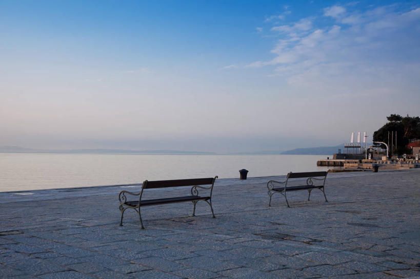 无人,码头,横图,室外,白天,正面,度假,海浪,海洋,美景,城市风光,城市,港口,轮船,船,椅子,欧洲,克罗地亚,停靠,阴影,光线,影子,柱子,木椅,景观,浪花,云,云朵,云彩,娱乐,蓝色,白云,蓝天,天空,阳光,海水,交通工具,天,享受,休闲,景色,放松,晴朗,停泊,载具,缆绳,海景,系船柱,缆绳桩,缆绳柱,系缆桩,首府,克罗地亚共和国,里耶卡,大海,风浪,海,海水的波动,近岸浪,涌浪,晴空,彩图,摆渡口,埠头,渡口,渡头,港湾,海港,货运码头,口岸,商港,滨海和山区县