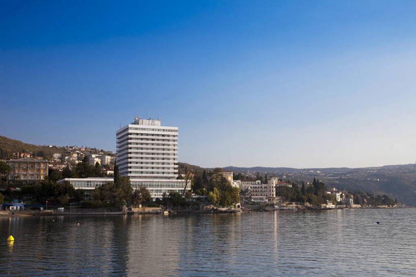 无人,家,横图,室外,白天,正面,度假,海浪,海洋,美景,山,山脉,植物,城市风光,城市,欧洲,克罗地亚,阴影,波纹,光线,影子,房屋,屋子,景观,浪花,山峰,涟漪,山峦,娱乐,楼房,住宅,树,树木,蓝色,绿色,蓝天,水纹,天空,阳光,自然,海水,波浪,群山,天,享受,休闲,景色,放松,生长,晴朗,成长,海景,万里无云,首府,水晕,克罗地亚共和国,里耶卡,大海,风浪,海,海水的波动,近岸浪,涌浪,晴空,晴空万里,彩图,房子,滨海和山区县