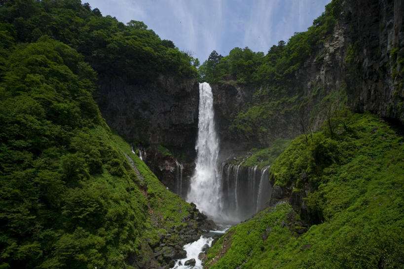 无人,公园,横图,室外,白天,仰视,旅游,度假,石头,美景,瀑布,森林,山,山脉,树林,水,峡谷,植物,日光,日本,亚洲,阴影,飞溅,溅,光线,石子,液体,影子,景观,山峰,水滴,云,云朵,山谷,山峦,云彩,娱乐,水珠,树,树木,蓝色,绿色,白云,蓝天,天空,阳光,自然,群山,天,享受,休闲,景色,放松,生长,晴朗,成长,岩层,喷洒,自然风光,东亚,本州,关东地方,本州岛,日本国,栃木,栃木县,群马,群马县,福岛,福岛县,日光市,日光国立公园,华严瀑布,跌水,石块,岩石,晴空,彩图,低角度拍摄