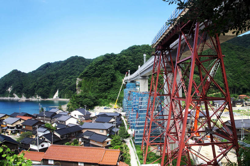 帆船,无人,家,栏杆,横图,室外,白天,正面,度假,海浪,海洋,美景,山,山脉,植物,城市风光,城市,船,日本,亚洲,阴影,光线,影子,房屋,屋子,景观,浪花,山峰,围栏,山峦,娱乐,护栏,楼房,住宅,树,树木,蓝色,绿色,蓝天,天空,阳光,自然,海水,交通工具,群山,天,享受,休闲,景色,放松,生长,晴朗,成长,载具,海景,东亚,本州,万里无云,本州岛,日本国,近畿地方,近畿,兵库,兵库县,美方郡,香美町,余部桥,余部铁桥,馀部挢,馀部铁桥,大海,风浪,海,海水的波动,近岸浪,涌浪,晴空,晴空万里,彩图,房子