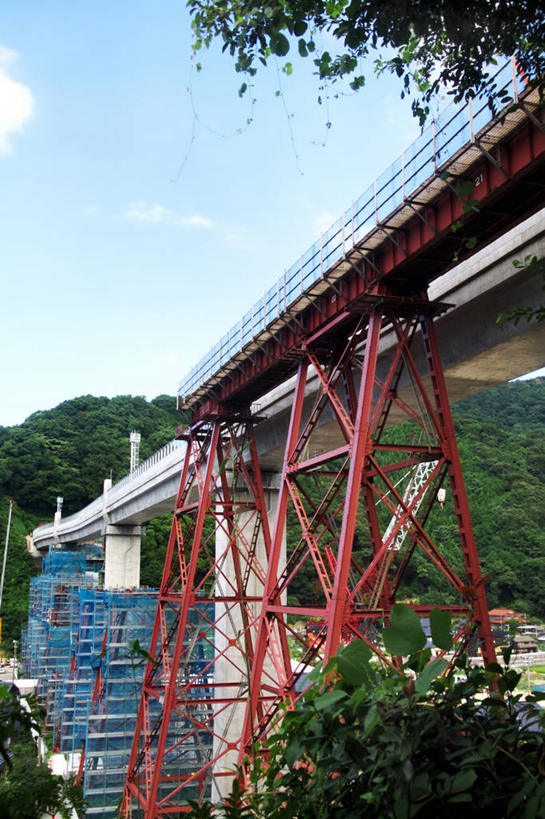 无人,栏杆,竖图,室外,白天,仰视,度假,美景,山,山脉,植物,城市风光,城市,日本,亚洲,阴影,光线,影子,景观,山峰,云,云朵,围栏,山峦,云彩,娱乐,护栏,树,树木,蓝色,绿色,白云,蓝天,天空,阳光,自然,群山,天,享受,休闲,景色,放松,生长,晴朗,成长,东亚,本州,本州岛,日本国,近畿地方,近畿,兵库,兵库县,美方郡,香美町,余部桥,余部铁桥,馀部挢,馀部铁桥,晴空,彩图,低角度拍摄