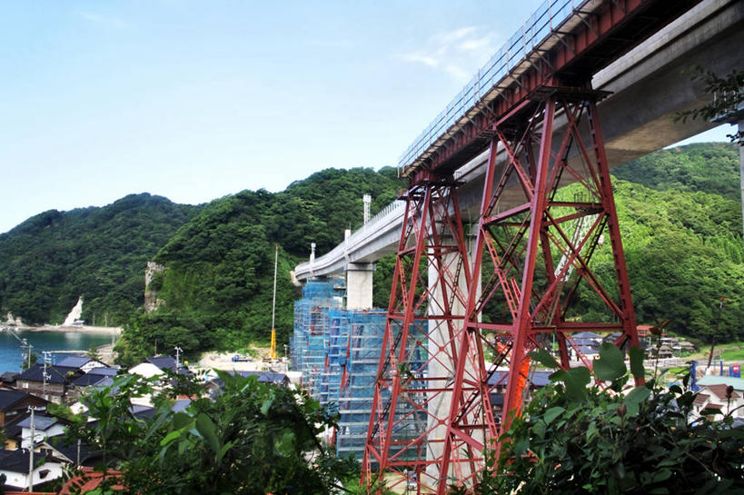 帆船,无人,家,栏杆,横图,室外,白天,正面,度假,海浪,海洋,美景,山,山脉,植物,城市风光,城市,船,日本,亚洲,阴影,光线,影子,房屋,屋子,景观,浪花,山峰,围栏,山峦,娱乐,护栏,楼房,住宅,树,树木,蓝色,绿色,蓝天,天空,阳光,自然,海水,交通工具,群山,天,享受,休闲,景色,放松,生长,晴朗,成长,载具,海景,东亚,本州,万里无云,本州岛,日本国,近畿地方,近畿,兵库,兵库县,美方郡,香美町,余部桥,余部铁桥,馀部挢,馀部铁桥,大海,风浪,海,海水的波动,近岸浪,涌浪,晴空,晴空万里,彩图,房子