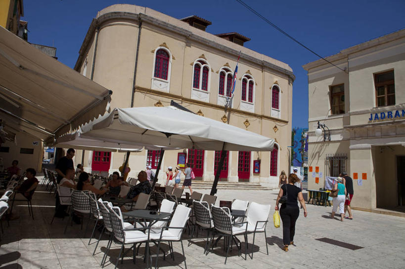 西方人,家,站,坐,走,横图,室外,白天,仰视,度假,美景,城市风光,城市,道路,路,公路,椅子,欧洲,克罗地亚,欧洲人,一排,许多,行人,游客,游人,阴影,服装,整齐,电力,光线,电线,伞,线,影子,雨伞,遮阳伞,房屋,屋子,景观,电能,交通,很多,许多人,线路,注视,休闲装,娱乐,阳伞,楼房,路人,旅客,住宅,排列,衣服,蓝色,蓝天,天空,阳光,天,观察,看,站着,一群人,享受,休闲,休闲服,景色,放松,服饰,晴朗,观看,电,电源,电源线,察看,太阳伞,队列,关注,能量,万里无云,克罗地亚共和国,达尔马提亚,过客,达尔马提亚群岛,男人,男性,年轻男性,年轻女性,女人,女性,中年男性,中年女性,白种人,晴空,晴空万里,马路,步行,散步,站立,走路,坐着,半身,彩图,低角度拍摄,房子,希贝尼克.克宁县