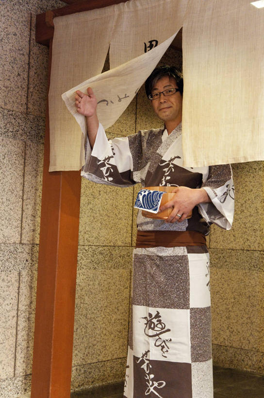 东方人,一个人,站,捧,笑,微笑,竖图,室内,白天,正面,民族服装,爱情,门,亚洲,仅一个男性,仅一个人,仅一个中年男性,和服,装饰,纺织物,眼镜,墙,浪漫,扭头,注视,黄种人,墙壁,墙面,装饰品,帘子,戒指,容器,饰品,首饰,毛巾,门框,观察,看,清洁,站着,转头,浴盆,恩爱,服饰,观看,储藏,保暖,华丽,修饰,门帘,信物,点缀,察看,权利,储存,关注,澡盆,近视眼镜,透气,防水,吴服,唐草,唐花,唐锦,衬托,美观,雅致,雅观,手饰,储水,耐磨,吸水,掀开,男人,男性,中年男性,亚洲人,端,端着,捧着,手捧,站立,半身,彩图,传统服装,民俗服,浴衣,贮存