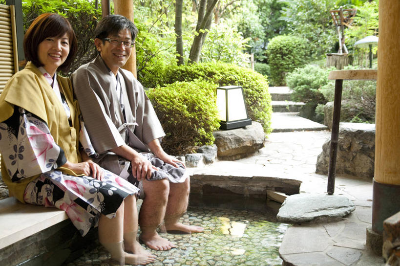 东方人,两个人,坐,笑,微笑,露齿笑,横图,室外,白天,侧面,民族服装,爱情,石头,温泉,植物,雾,地板,亚洲,阴影,沸腾,和服,环保,光线,蒸汽,石子,眼镜,影子,柱子,防护,地面,水蒸气,雾气,浪漫,扭头,注视,黄种人,光脚,木地板,树,树木,绿色,阳光,自然,观察,看,转头,温暖,温馨,赤脚,恩爱,搭,恋人,服饰,泉水,生长,温和,成长,观看,气体,和睦,察看,搭着,关注,美好,美妙,间隔,近视眼镜,吴服,唐草,唐花,唐锦,蒸发,美观,雅观,地热,绿篱,生篱,树篱,植篱,男人,男性,女人,女性,中年男性,中年女性,亚洲人,情侣,石块,坐着,半身,彩图,传统服装,民俗服,浴衣,伴侣,融洽