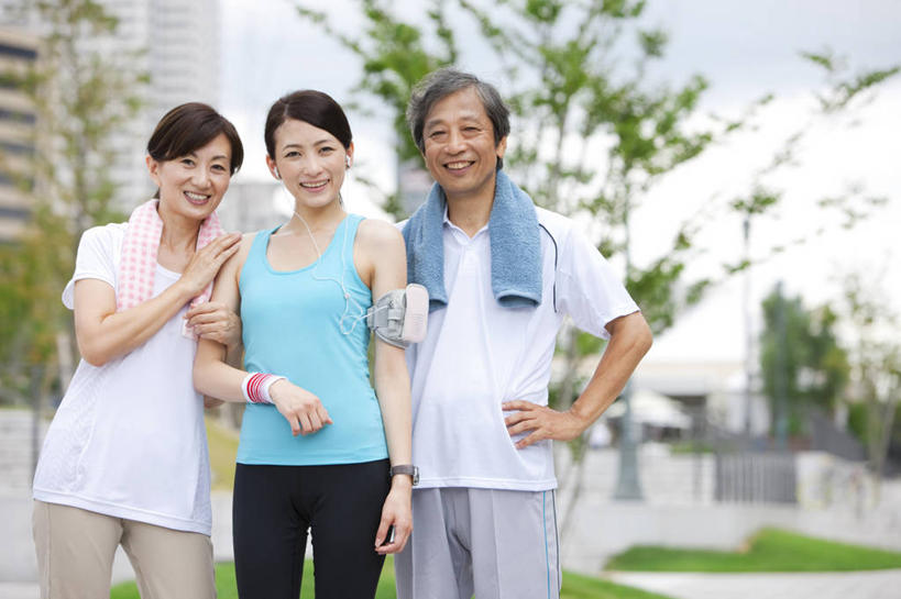 东方人,中年人,三个人,家庭,夫妻,母亲,父亲,女儿,高楼大厦,站,笑,微笑,露齿笑,横图,室外,白天,正面,爱情,陶醉,快乐,满意,幸福,植物,大厦,建筑,摩天大楼,亚洲,勾,挽,阴影,服装,朦胧,模糊,时间,光线,纺织物,时钟,手表,影子,护腕,云,云朵,音响,浪漫,音乐,计时,云彩,音乐播放器,扭头,注视,休闲装,黄种人,娱乐,手叉腰,树,树木,衣服,蓝色,绿色,白云,蓝天,天空,阳光,自然,耳机,随身听,毛巾,钟表,天,叉腰,观察,看,清洁,站着,转头,享受,休闲,温暖,温馨,父女,母女,三口之家,一家人,休闲服,表,恩爱,放松,父爱,母爱,勾着,恋人,服饰,生长,晴朗,成长,观看,保暖,腕表,和睦,察看,舒适,享乐,关注,挽着,MP3播放器,透气,防水,储水,耐磨,吸水,单手叉腰,老年男性,男人,男性,年轻女性,女人,女性,中年女性,亚洲人,年轻人,夫妇,情侣,钟,晴空,站立,半身,彩图,大楼,高层建筑,高楼,摩天楼,伴侣,融洽,播放器,沉醉