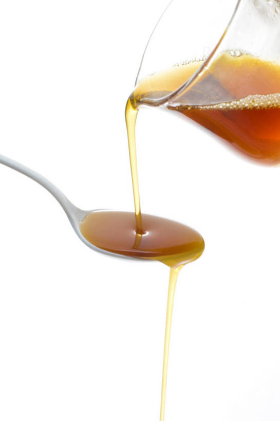 无人,竖图,室内,特写,白天,白色背景,正面,玻璃,倒,阴影,反射,粘稠,壶,影子,勺子,调料,糖,调味品,调味料,玻璃制品,水壶,一个,白色,茶壶,调羹,汤匙,摄影,影棚,单个,糖浆,一瓶,枫糖浆,黏稠,浓厚,彩图,影棚拍摄,拍摄