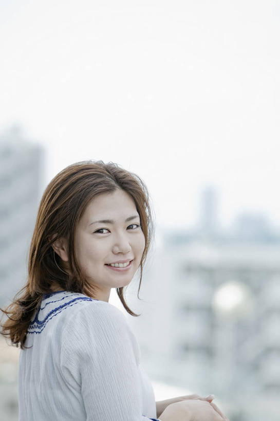 东方人,一个人,家,露台,站,笑,微笑,露齿笑,竖图,室外,白天,侧面,别墅,阳台,亚洲,仅一个年轻女性,仅一个女性,仅一个人,阴影,服装,朦胧,模糊,光线,影子,房屋,屋子,公寓,扭头,注视,休闲装,黄种人,洋房,楼房,住宅,衣服,天空,阳光,天,观察,看,站着,转头,休闲,休闲服,搭,服饰,观看,察看,搭着,关注,年轻女性,女人,女性,亚洲人,站立,半身,彩图,房子,露天阳台