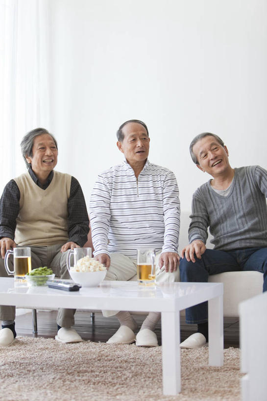 点心,啤酒,东方人,三个人,伙伴,朋友,客厅,坐,笑,微笑,露齿笑,竖图,室内,白天,正面,友谊,足球,靠垫,沙发,桌子,蔬菜,杯子,鞋子,亚洲,一把,一堆,许多,阴影,堆叠,堆积,服装,新鲜,反射,木制,影子,陶瓷,墙,食品,靠枕,陶瓷制品,足球装备,酒类,很多,三杯,茶几,注视,休闲装,黄种人,运动器械,开关,墙壁,墙面,玻璃制品,酒,食物,饮料,一个,衣服,白色,按钮,酒杯,木制品,啤酒杯,容器,垫子,拖鞋,碗,遥控器,枕头,零食,观察,看,休闲,休闲服,健身器械,爆米花,搭,服饰,有机食品,绿色食品,单个,观看,储藏,堆,控制,调节,察看,起居室,舒适,储存,搭着,关注,健身器材,布艺沙发,垃圾食品,膨化食品,蹴鞠,零嘴,方便,客堂,友情,足球运动,按键,老年男性,男人,男性,亚洲人,玻璃杯,坐着,半身,彩图,贮存,运动器材