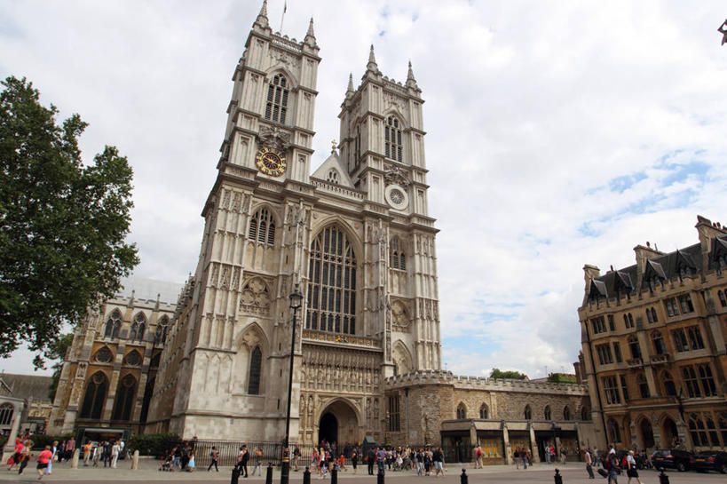 西方人,教堂,走,横图,室外,白天,仰视,旅游,度假,名胜古迹,植物,标志建筑,地标,建筑,英国,欧洲,伦敦,欧洲人,行人,游客,游人,阴影,服装,节日,遗迹,光线,影子,云,云朵,首都,许多人,云彩,注视,休闲装,古迹,文化,文物,娱乐,建设,古建筑,威斯敏斯特大教堂,路人,旅客,树,树木,衣服,蓝色,绿色,白云,蓝天,天空,阳光,自然,天,观察,看,祈祷,一群人,享受,休闲,健康,休闲服,旅游胜地,放松,许愿,宗教,服饰,信仰,生长,晴朗,成长,观看,纪念,祈求,察看,基督教,西欧,关注,天主教,大不列颠,信念,古文明,大不列颠及北爱尔兰联合王国,圣彼得联合教堂,威斯敏斯特教堂,雾都,西敏寺,过客,平安,男人,男性,年轻男性,年轻女性,女人,女性,白种人,晴空,步行,散步,走路,半身,彩图,低角度拍摄,大教堂,礼拜堂,大不列颠王国,大英帝国,联合王国,日不落帝国