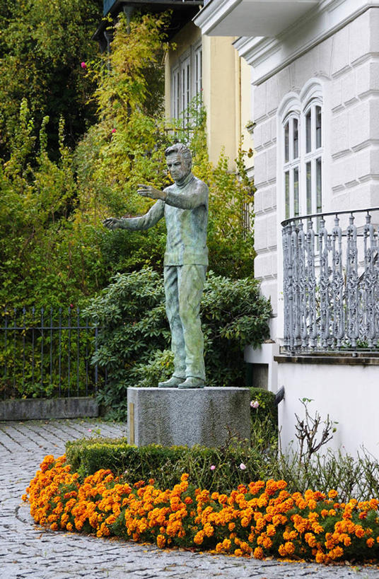 西方人,一个人,无人,导演,家,站,竖图,室外,白天,正面,西装,旅游,度假,花海,花圃,美景,植物,城市风光,城市,建筑,叶子,雕塑,奥地利,欧洲,欧洲人,仅一个男性,仅一个人,套装,正装,艺术,装饰,盛开,雕刻,雕像,房屋,屋子,景观,公寓,指挥家,花蕾,注视,职业装,娱乐,建设,洋房,楼房,住宅,花,花瓣,花朵,花卉,鲜花,树,树木,仅一个年轻男性,绿色,自然,工艺品,花丛,花束,花田,花苞,花蕊,观察,看,站着,享受,休闲,景色,放松,生长,成长,观看,纪念,美术,察看,关注,主题,陈列,中欧,首府,萨尔斯堡,功能,美学,奥地利共和国,萨尔茨堡,萨尔茨堡州,男人,男性,年轻男性,白种人,电影导演,演奏家,站立,彩图,全身,房子,音乐艺术家,赫伯特.冯.卡拉扬