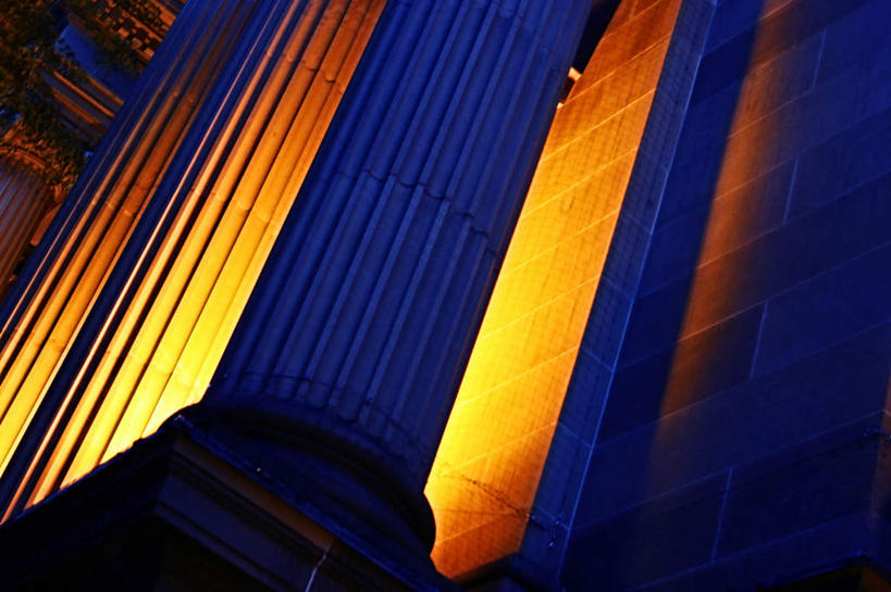 无人,横图,室外,夜晚,正面,路灯,照明,希腊,欧洲,条纹,装饰,纹路,纹理,线条,柱子,大理石,灯光,灯,华丽,修饰,照亮,点缀,照明设备,希腊共和国,肌理,衬托,美观,雅致,雅观,大理石制品,彩图