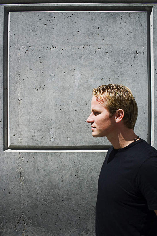 西方人,一个人,站,竖图,室外,白天,侧面,欧洲,欧洲人,仅一个男性,仅一个人,阴影,服装,光线,影子,墙,注视,休闲装,墙壁,墙面,仅一个年轻男性,衣服,阳光,观察,看,站着,休闲,休闲服,服饰,观看,察看,关注,男人,男性,年轻男性,白种人,站立,半身,彩图