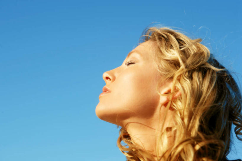 西方人,脸,头,脸颊,头发,一个人,闭眼,横图,室外,特写,白天,仰视,欧洲,欧洲人,仅一个年轻女性,仅一个女性,仅一个人,阴影,光线,影子,蓝色,蓝天,天空,阳光,天,金色,晴朗,万里无云,年轻女性,女人,女性,白种人,头部,卷发,脸部,脸蛋,面部,晴空,晴空万里,闭眼睛,闭着眼,闭着眼睛,抬头,仰头,半身,彩图,低角度拍摄