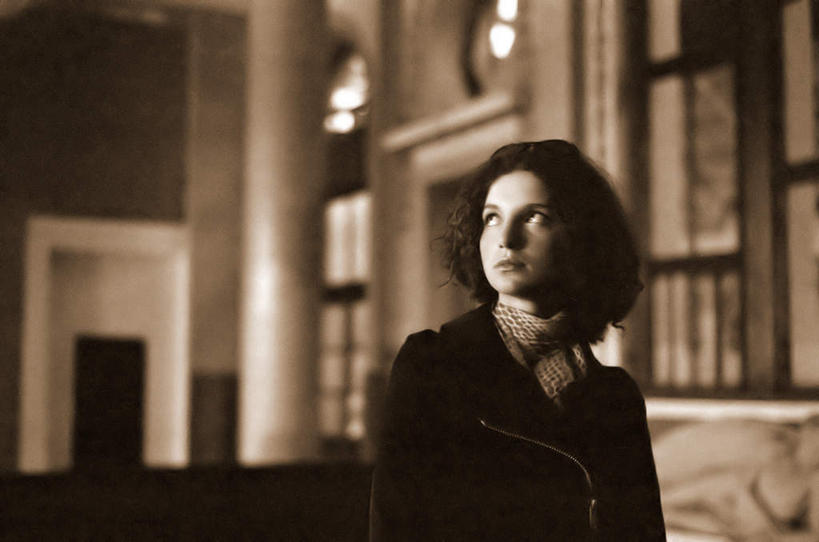 西方人,一个人,模特,横图,室外,白天,正面,欧洲,欧洲人,仅一个年轻女性,仅一个女性,仅一个人,服装,朦胧,模糊,装饰,注视,休闲装,衣服,围巾,观察,看,休闲,温暖,休闲服,服饰,围脖,观看,保暖,华丽,点缀,察看,御寒,关注,衬托,美观,雅致,雅观,年轻女性,女人,女性,白种人,模特儿,抬头,仰头,半身,彩图