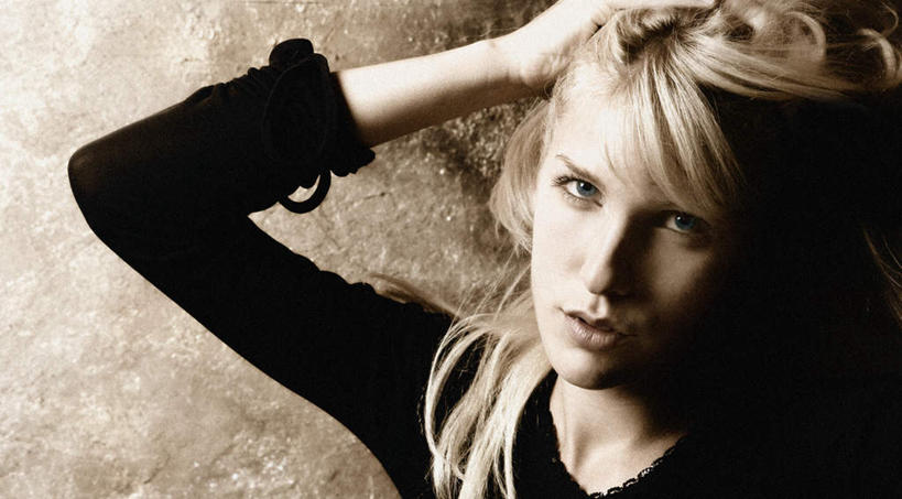 西方人,眼睛,眉毛,睫毛,头发,一个人,举,摸,横图,俯视,室外,白天,欧洲,欧洲人,瞳孔,仅一个年轻女性,仅一个女性,仅一个人,抚摸,服装,注视,休闲装,衣服,黄色,黑色,观察,看,托,休闲,休闲服,金色,眼部,服饰,观看,察看,关注,年轻女性,女人,女性,白种人,睫,眉,眼,眼睫毛,眼眉,触摸,接触,举起,举手,举着,抬头,向上举,向上伸,向上托,仰头,半身,彩图,高角度拍摄,眼眉毛