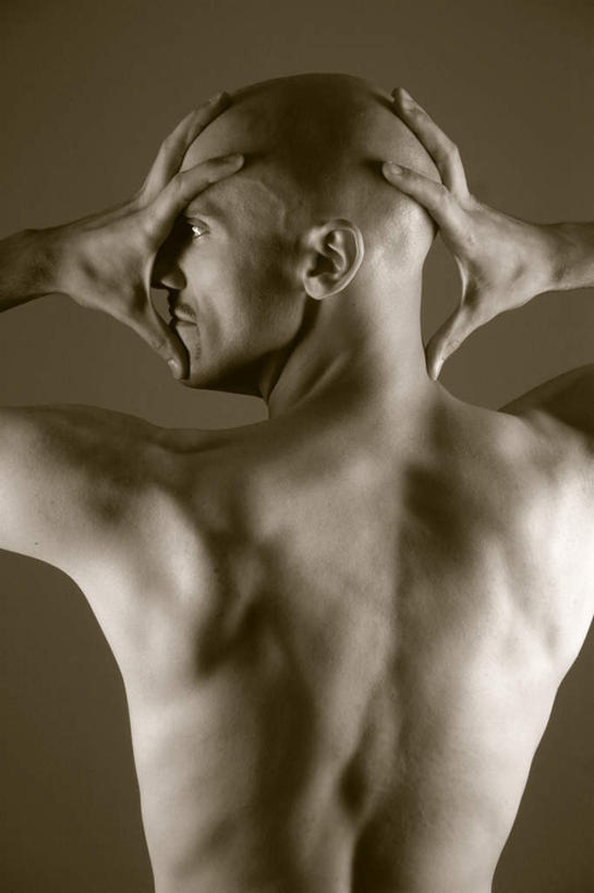 西方人,脸,头,眼睛,鼻子,嘴,耳朵,脸颊,眉毛,睫毛,手,一个人,举,竖图,室内,白天,欧洲,欧洲人,瞳孔,仅一个男性,仅一个人,阴影,反射,影子,墙,裸露,墙壁,墙面,仅一个年轻男性,背面,托,手部,眼部,裸,男人,男性,年轻男性,白种人,头部,鼻,鼻孔,耳,耳部,睫,口,口腔,脸部,脸蛋,眉,面部,眼,眼睫毛,眼眉,嘴巴,嘴唇,举起,举手,举着,向上举,向上伸,向上托,半身,彩图,眼眉毛