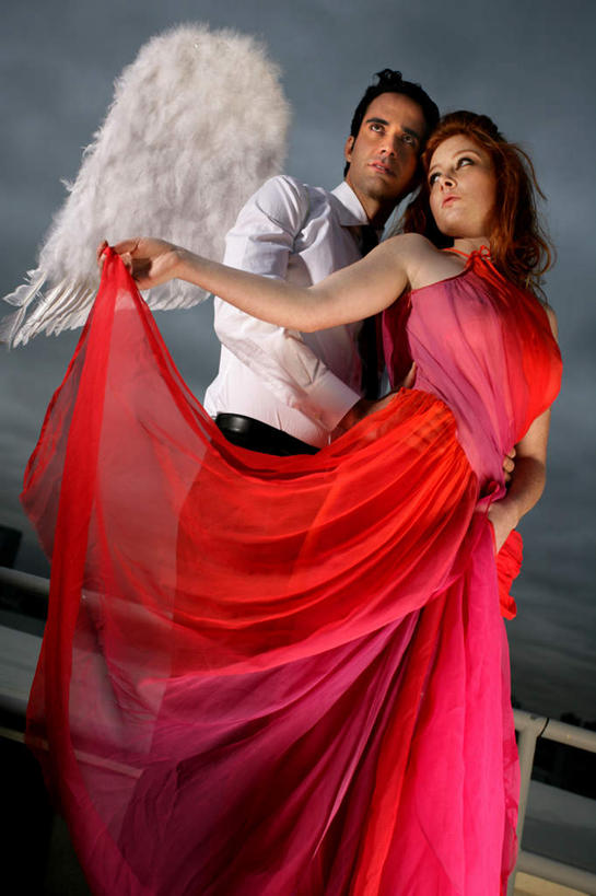 西方人,两个人,站,抱,竖图,室外,白天,仰视,晚礼服,爱情,时尚,跳舞,欧洲,欧洲人,天使,翅膀,乌云,云,云朵,浪漫,注视,漂亮,红色,白色,天空,天,观察,看,站着,温暖,温馨,恩爱,恋人,抱着,观看,和睦,察看,搂着,神圣,关注,时髦,善良,舞姿,信徒,使者,时兴,圣洁,男人,男性,年轻男性,年轻女性,女人,女性,白种人,情侣,搂,站立,半身,彩图,低角度拍摄,晚宴服,舞会服,洋服,洋装,夜礼服,舞蹈,伴侣,融洽