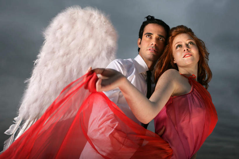 西方人,两个人,站,抱,横图,室外,白天,仰视,晚礼服,爱情,时尚,跳舞,欧洲,欧洲人,天使,翅膀,乌云,云,云朵,浪漫,注视,漂亮,红色,白色,天空,天,观察,看,站着,温暖,温馨,恩爱,恋人,抱着,观看,和睦,察看,搂着,神圣,关注,时髦,善良,舞姿,信徒,使者,时兴,圣洁,男人,男性,年轻男性,年轻女性,女人,女性,白种人,情侣,搂,站立,半身,彩图,低角度拍摄,晚宴服,舞会服,洋服,洋装,夜礼服,舞蹈,伴侣,融洽