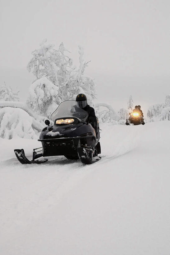 西方人,三个人,坐,竖图,室外,白天,正面,雪,植物,大雪,欧洲,欧洲人,阴影,光线,影子,积雪,雪景,冬季,冬天,灯光,树,树木,黑色,天空,天,寒冷,生长,成长,严寒,雪地车,男人,男性,年轻男性,白种人,坐着,彩图,全身
