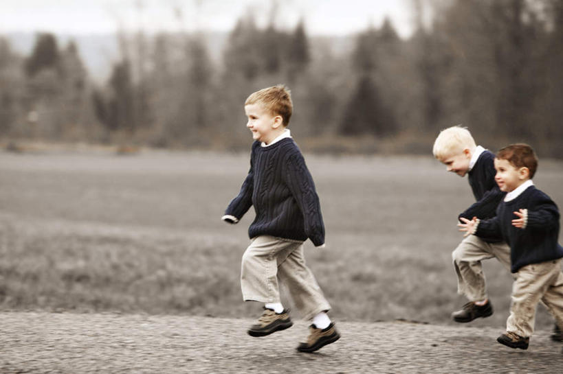 西方人,儿童,头发,三个人,伙伴,朋友,走,笑,微笑,露齿笑,横图,室外,白天,侧面,毛衣,游戏,友谊,纯洁,森林,树林,植物,欧洲,欧洲人,阴影,服装,光线,影子,玩,休闲装,娱乐,树,树木,小孩,衣服,绿色,阳光,自然,休闲,休闲服,金色,可爱,童年,童趣,服饰,生长,成长,活动,发泄,消遣,智力,童真,烂漫,无邪,宣泄,天真,友情,男孩,男人,男性,白种人,步行,散步,玩耍,嬉戏,走路,半身,彩图,绒衣,套衫,套头毛衣,线衣,男生