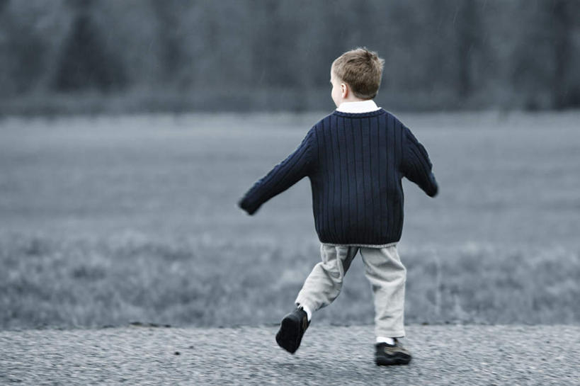 西方人,儿童,头发,一个人,跳,伸展双臂,横图,室外,白天,毛衣,游戏,纯洁,欧洲,欧洲人,仅一个男性,仅一个人,服装,玩,扭头,注视,休闲装,娱乐,小孩,背面,衣服,观察,看,转头,仅一个小孩,休闲,休闲服,金色,可爱,童年,童趣,服饰,观看,活动,察看,发泄,关注,消遣,智力,童真,烂漫,无邪,宣泄,天真,男孩,男人,男性,白种人,孩子,敞开双臂,伸开双臂,跳跃,玩耍,嬉戏,展开双肩,张开手臂,张开双臂,彩图,全身,绒衣,套衫,套头毛衣,线衣,男生