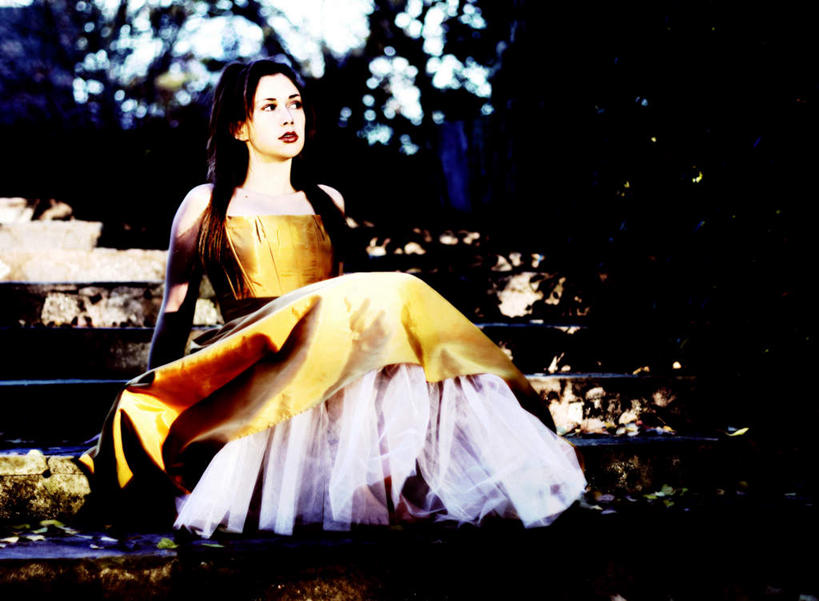 西方人,一个人,坐,横图,室外,白天,正面,婚纱,树林,植物,欧洲,欧洲人,仅一个年轻女性,仅一个女性,仅一个人,阴影,光线,影子,注视,树,树木,绿色,阳光,自然,看,生长,成长,关注,年轻女性,女人,女性,白种人,抬头,仰头,坐着,彩图,全身,婚礼服,礼服