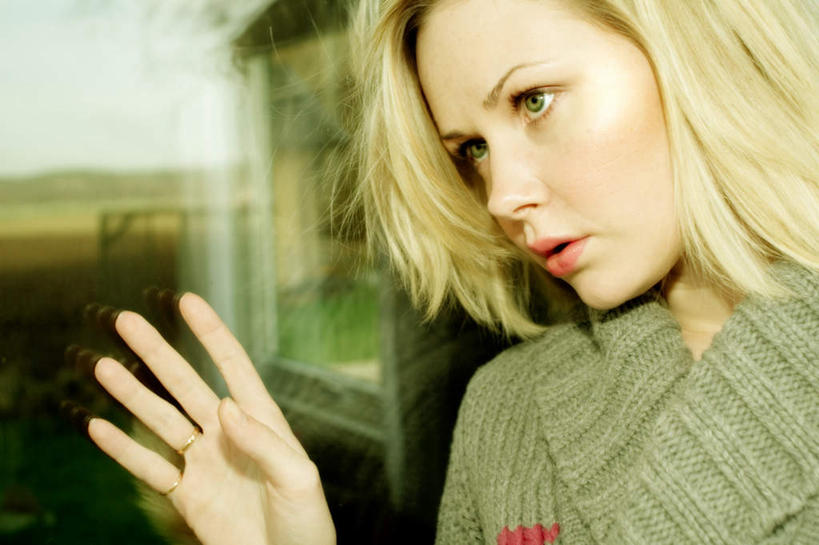 西方人,脸,头,眼睛,脸颊,眉毛,睫毛,头发,一个人,举,横图,室外,白天,正面,毛衣,欧洲,欧洲人,瞳孔,仅一个年轻女性,仅一个女性,仅一个人,服装,注视,休闲装,衣服,蓝色,观察,看,托,休闲,休闲服,金色,眼部,服饰,观看,察看,关注,年轻女性,女人,女性,白种人,头部,睫,脸部,脸蛋,眉,面部,眼,眼睫毛,眼眉,举起,举手,举着,向上举,向上伸,向上托,半身,彩图,绒衣,套衫,套头毛衣,线衣,五指张开,眼眉毛