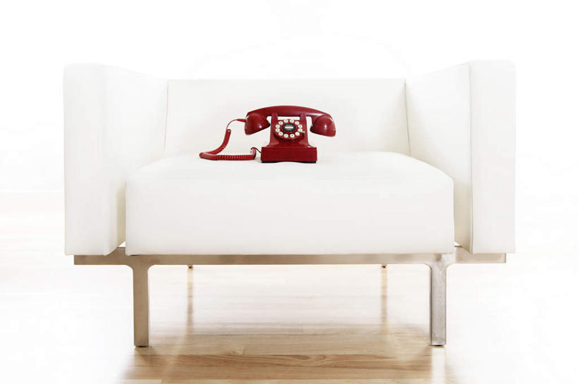 无人,打电话,横图,室内,白天,正面,床,地板,电话,阴影,反射,影子,墙,床单,地面,通讯设备,被子,木地板,墙壁,墙面,一个,红色,话筒,电话线,单人床,单个,被单,交流,电话机,沟通,通话,彩图