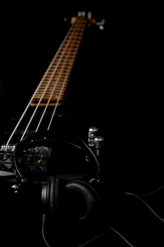 无人,竖图,室内,白天,正面,快乐,满意,幸福,阴影,黑色背景,光线,影子,灯光,吉他,乐器,弦,弦乐器,音响,四根,音乐,娱乐,一个,耳机,享受,休闲,放松,摄影,影棚,单个,舒适,享乐,弹拨弦鸣乐器,彩图,影棚拍摄,拍摄,弹拨弦乐器